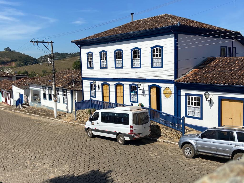 Depois de quatro anos de reformas, casarão centenário se transformou em pousada e centro de cultura e arte em Santana dos Montes (Luciane Amaral)