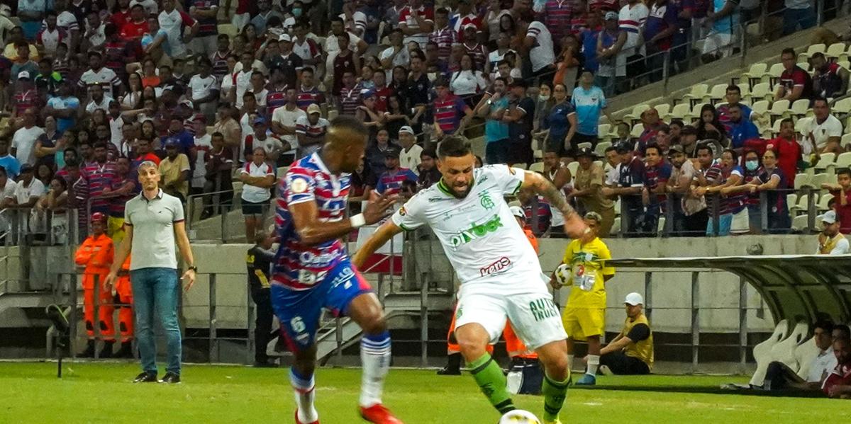 Sob o olhar do técnico do Fortaleza, Juan Vojvoda, o atacante Felipe Azevedo teve chances de marcar, mas o Coelho acabou sendo derrotado pelo lanterna do Campeonato (Felipe Soares/América/Divulgação)