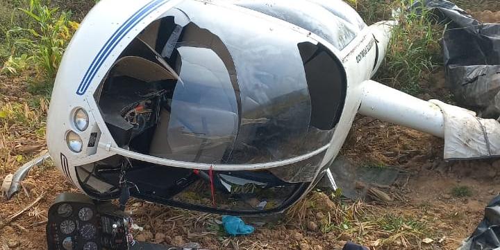 Duas pessoas estavam dentro do helicóptero e ficaram levemente feridas  (Bombeiros / Divulgação)