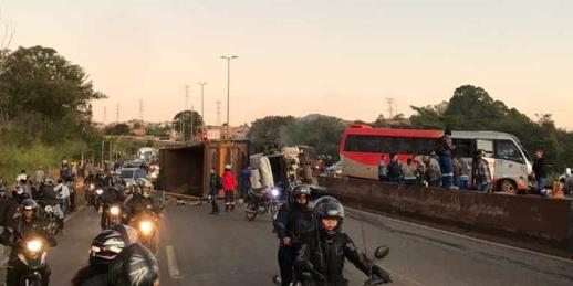 Acidente causa lentidão no Anel Rodoviário de BH (Redes Sociais / Reprodução)