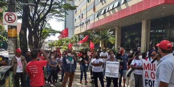 Movimentos protestam na porta do TJMG (Reprodução / Redes Sociais)