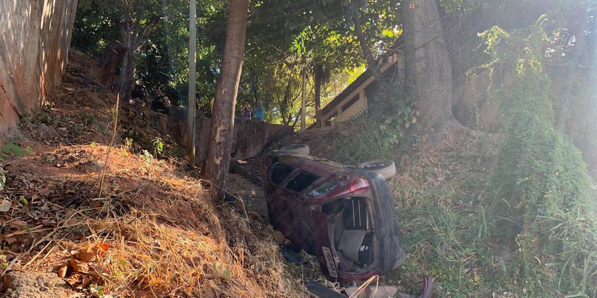 Motorista perde controle de carro e desce escadão. Duas pessoas ficam feridas. (Domminic Arcanjo / Noticiando Santa Luzia)