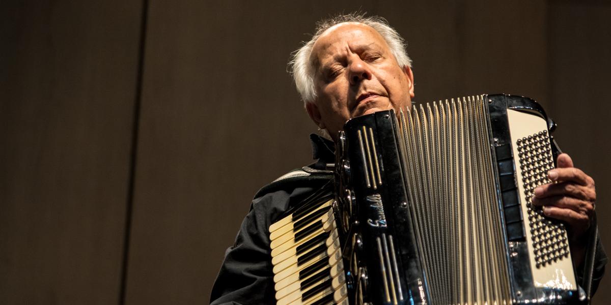 Célio Balona é representante da tradição da sanfona na música mineira (Íris Zanetti/Divulgação)