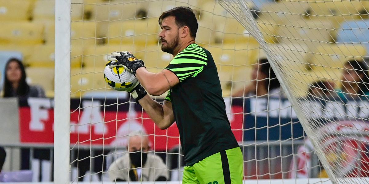 Cavichioli no aquecimento antes de Flamengo e América, no Maracanã (América/Divulgação)