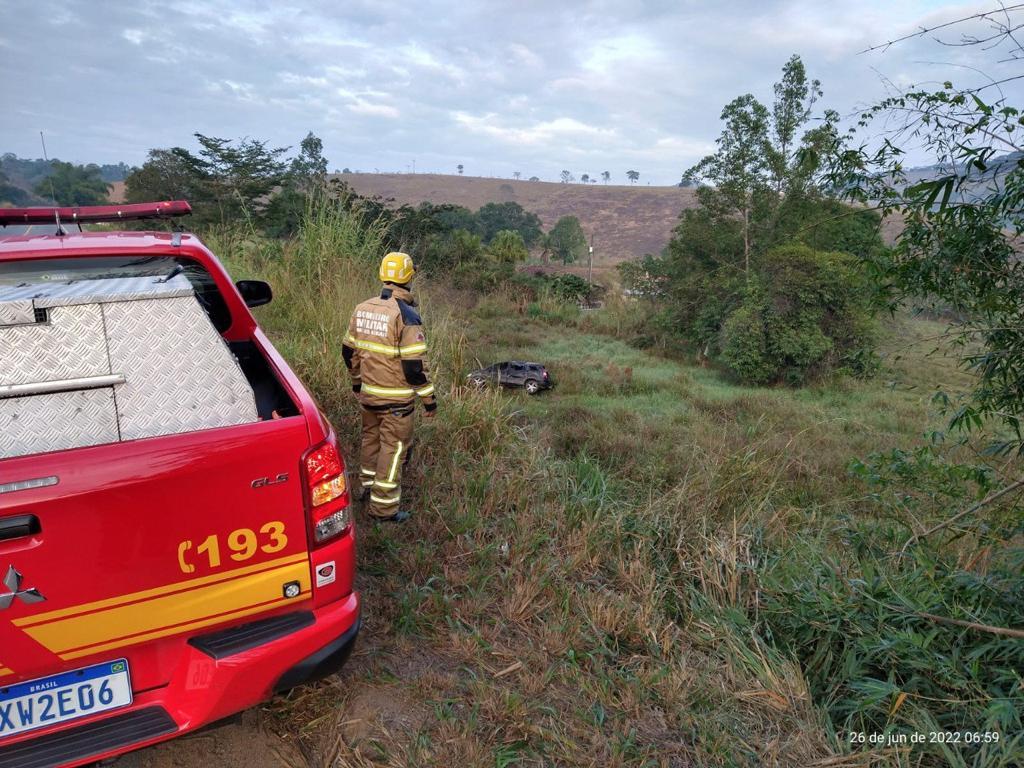 Motorista perde controle da direção e carro cai em barranco de 30 metros (Corpo de Bombeiros / Divulgação)