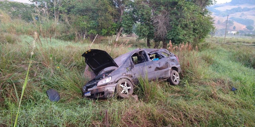 Apesar da gravidade do acidente, dois ocupantes sofreram apenas ferimentos leves (Corpo de Bombeiros / Divulgação)