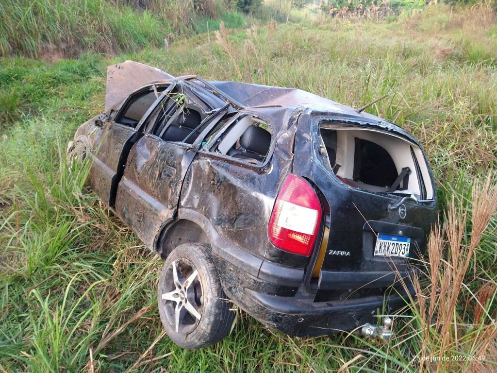 Carro que vinha de Canavieiras, na Bahia, ficou bastante destruído, depois de cair na ribanceira (Corpo de Bombeiros / Divulgação)