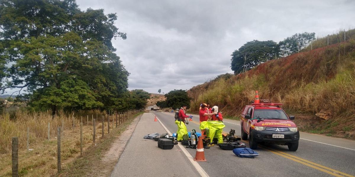 Carreta tomba com produto químico e pista fica interditada em Engenheiro Caldas (Corpo de Bombeiros Divulgação)