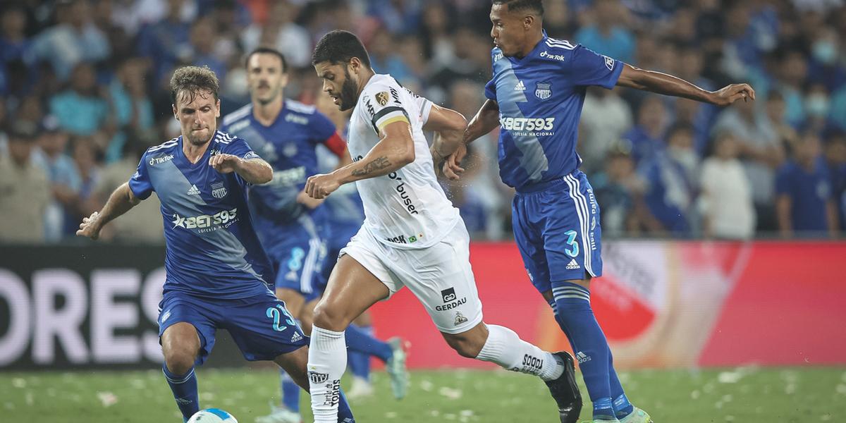 Atlético tem jogador expulso, perde pênalti e fica no empate em 1 a 1 com o Emelec pela Libertadores