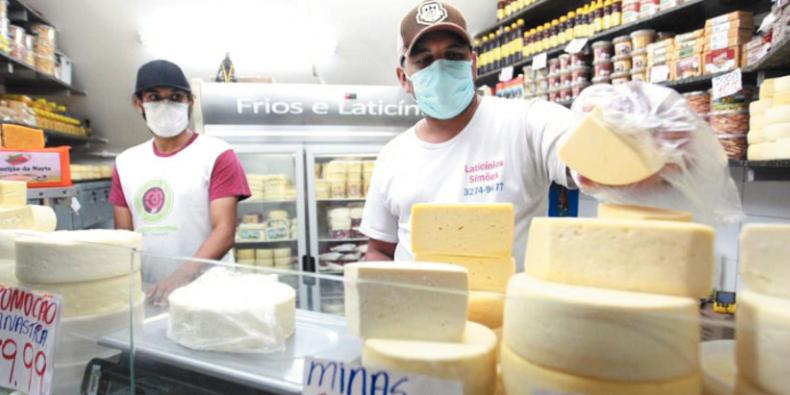 Queijos com muita saída, usados em receitas de massas e pão de queijo, estão com um preço diferente a cada semana, segundo vendedores do Mercado Central (Maurício Vieira/Hoje em Dia)