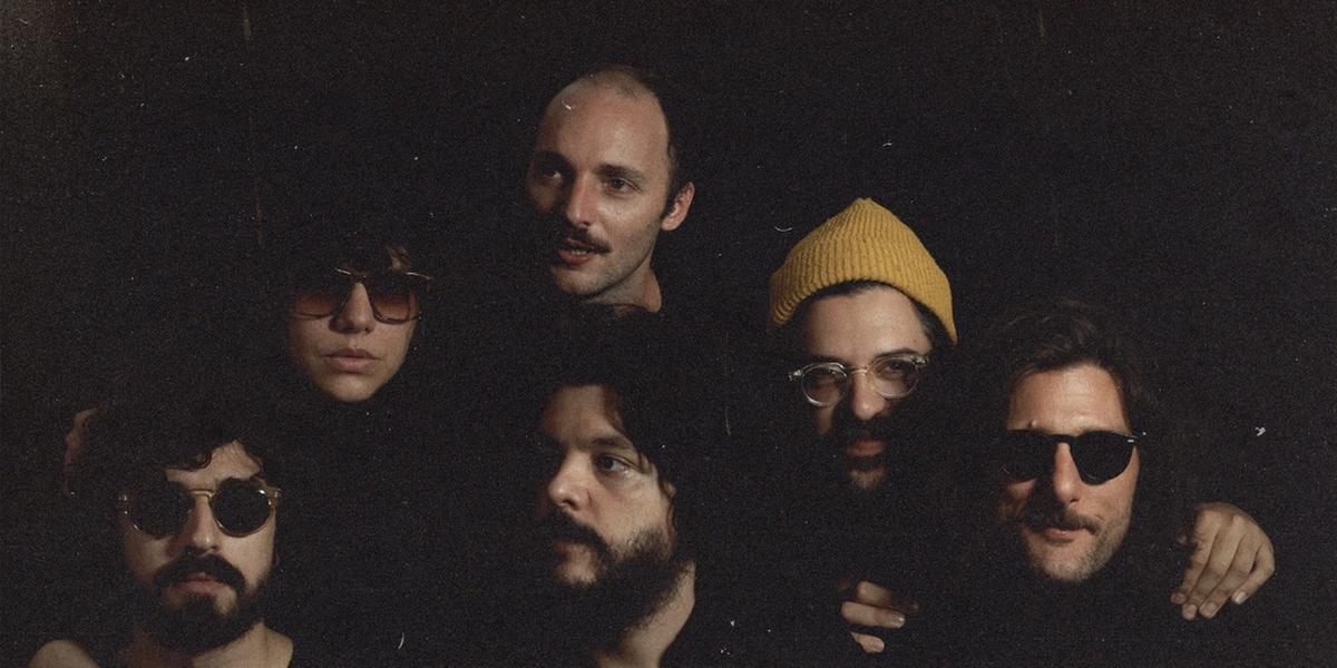 Grupo é formado por André Travassos (violão e voz), Bernardo Bauer (baixo e voz), Felipe D'Angelo (teclado e voz), Rodrigo Leite (guitarra e gaita), Jennifer Souza (guitarra e voz) e Pedro Hamdan (bateria) (Lucca Mezzacappa/Divulgação)
