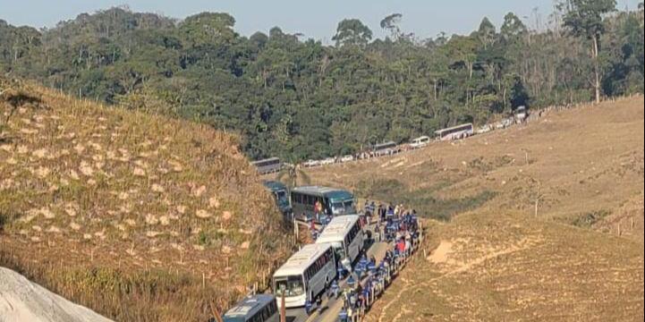 Moradores impediram a entrada dos ônibus e dos trabalhadores no terreno onde as casas estão sendo construídas (Arquivo Pessoal)