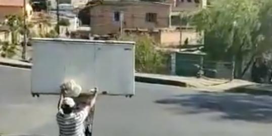 Homem carrega carrinho de supermercado em cima de carrinho de supermercado (Reprodução / Redes Sociais)