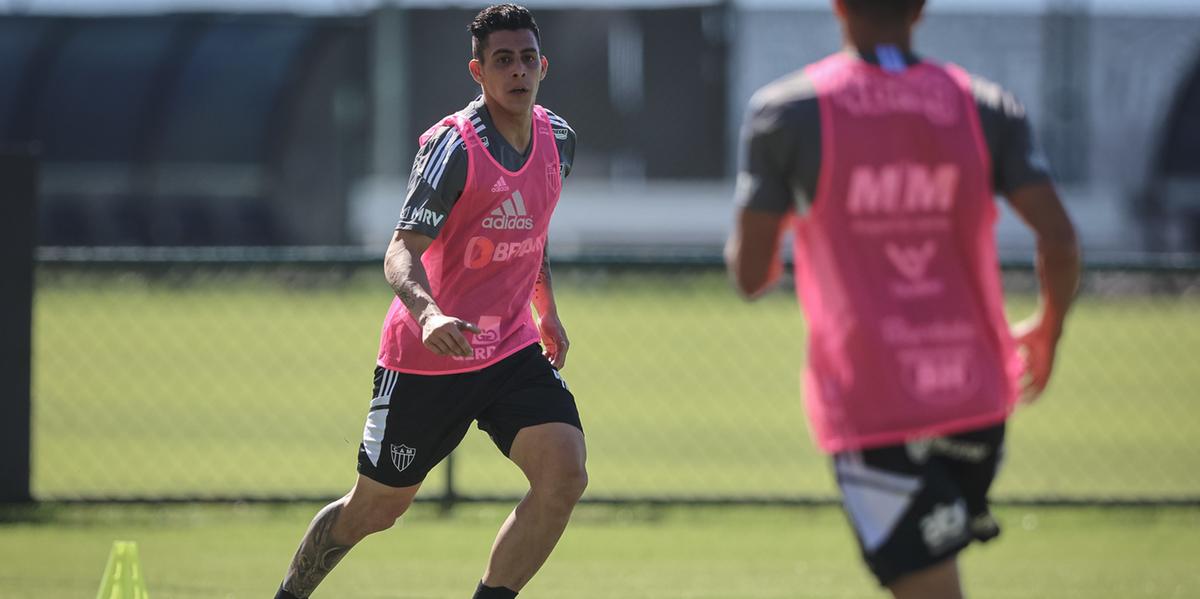 Pavón já treinou neste domingo com os jogadores que não entraram em campo contra o Juventude (Pedro Souza/Atlético)