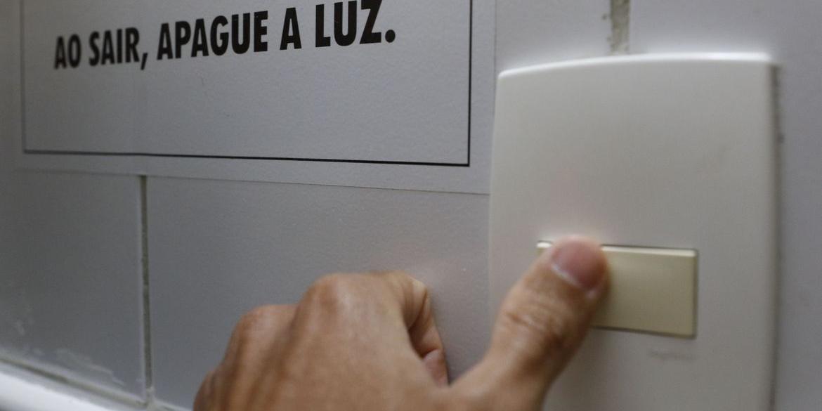 Em tempos de energia mais cara, conscientização sobre uso eficiente da eletricidade é o melhor caminho para o bolso - e para o planeta (Fernando Frazão/Agência Brasil)