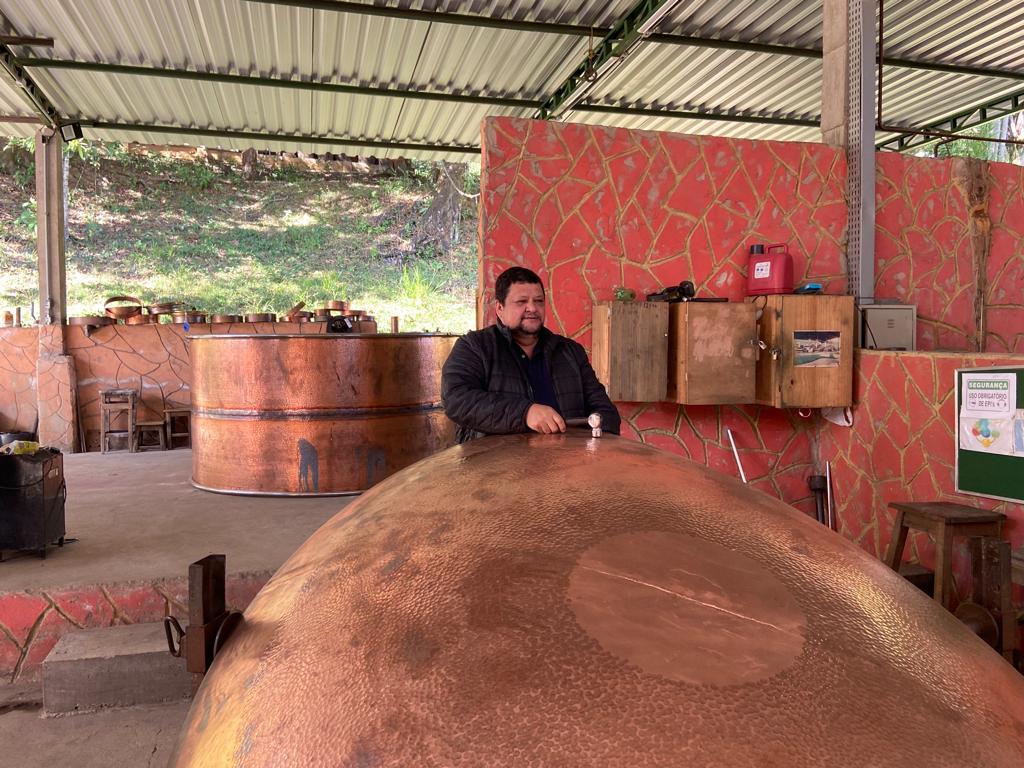 Maior fábrica de alambiques da América latina, a mineira Santa Efigênia produz peças de cobre modeladas só no martelo, diz um dos sócios, Lenísio Barbosa dos Santos (Luciane Amaral)