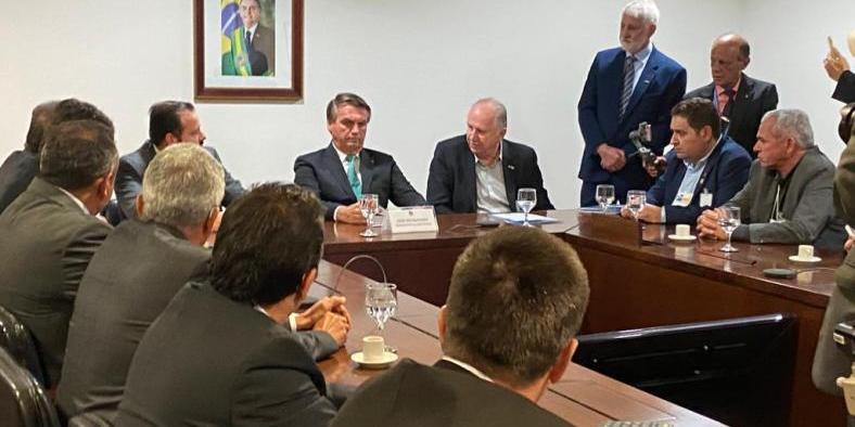 Bolsonaro se reúne com prefeitos que foram a Brasília contra as chamadas "pautas-bomba" do Congresso (Divulgação / ANM)