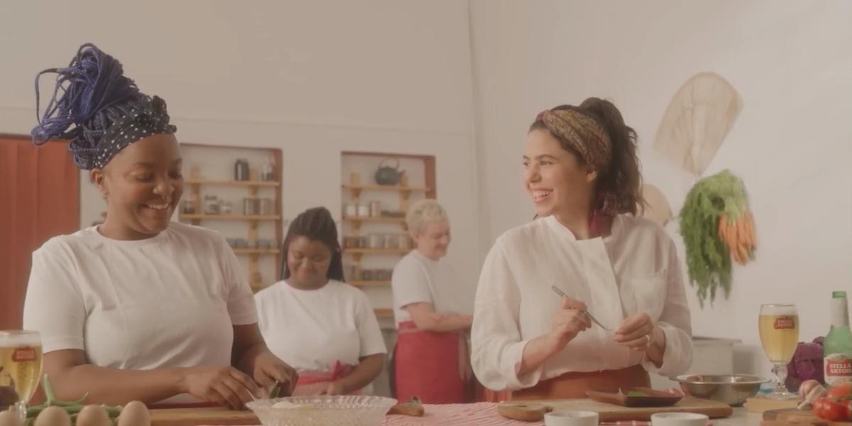 Bruna Martins (a direita) é a embaixadora do Circuito Gastronômico (Storm Filmes/Divulgação)