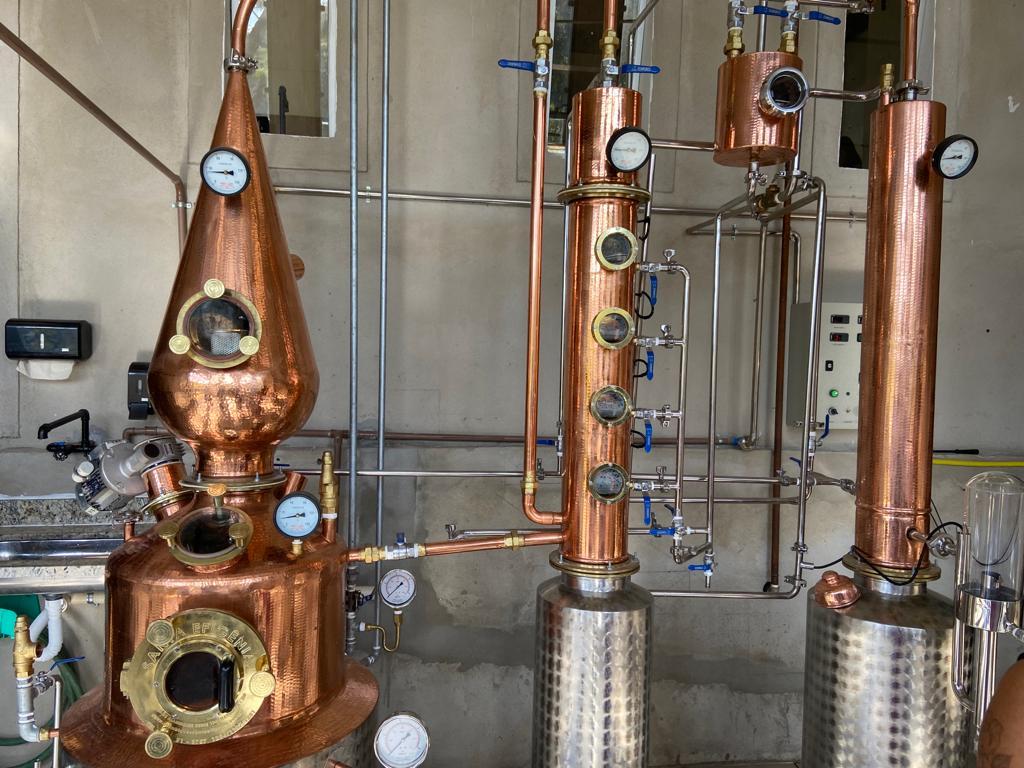 Além de cachaça artesanal, a Fazenda Pedra Brilhante também planeja fabricar gin, vodka e até whisky (Luciane Amaral)