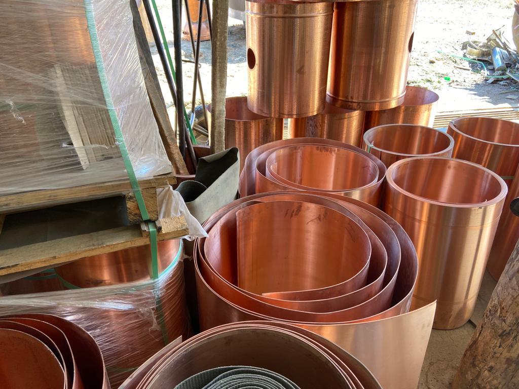 Chapas de cobre são modeladas, cortadas e é com um minucioso trabalho de manufatura artesanal que as peças se transforma no destilador da cachaça (Luciane Amaral)