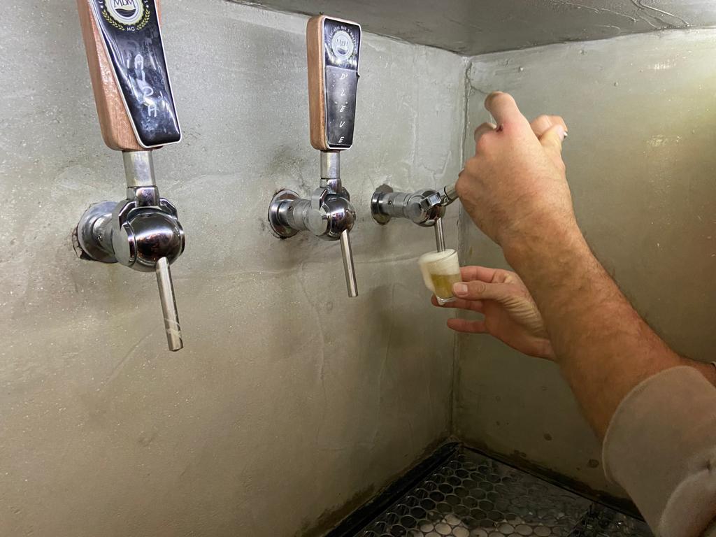 Dessas "torneirinhas mágicas" jorram as cervejas que têm um toque de mineiridade que encanta os turistas mais exigentes (Luciane Amaral)