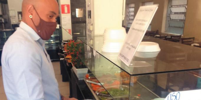 Paulo não abre mão de comida diversificada. Para não pagar R$ 40 pela refeição, trocou o restaurante habitual por outro, onde paga R$ 30 (Hermano Chiodi/Hoje em Dia)