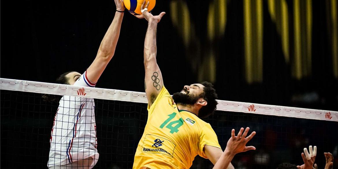 Brasileiros foram derrotados por três sets a zero (FIVB/Divulgação)