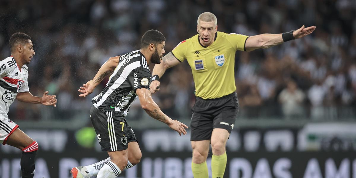Hulk ficou na bronca com o árbitro Anderson Daronco após não marcação de pênalti para o Atlético (Pedro Souza / Atlético)