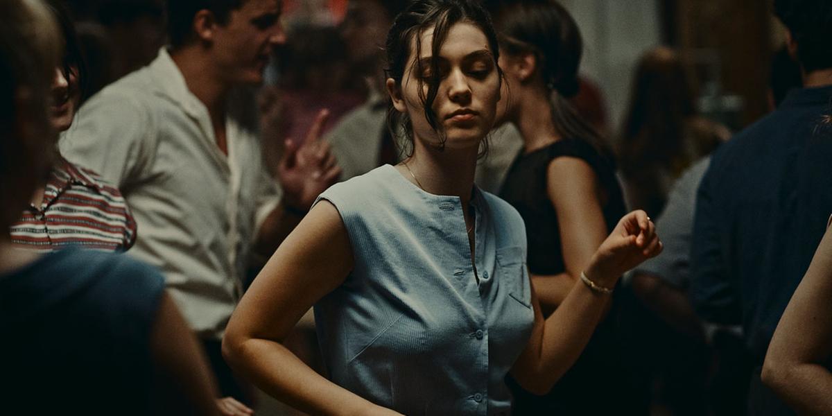 Filme é uma adaptação do romance homônimo de Annie Ernaux, que aborda a sua experiência com o aborto, quando este ainda era ilegal em França nos anos 60 (Zeta Filmes/Divulgação)
