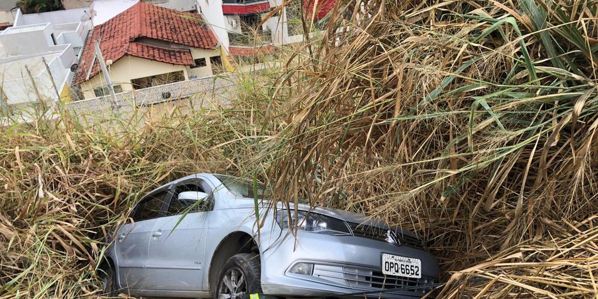 Dentro do carro estavam mãe e filha, que foram socorridas sem ferimentos (Bombeiros MG / Divulgação)