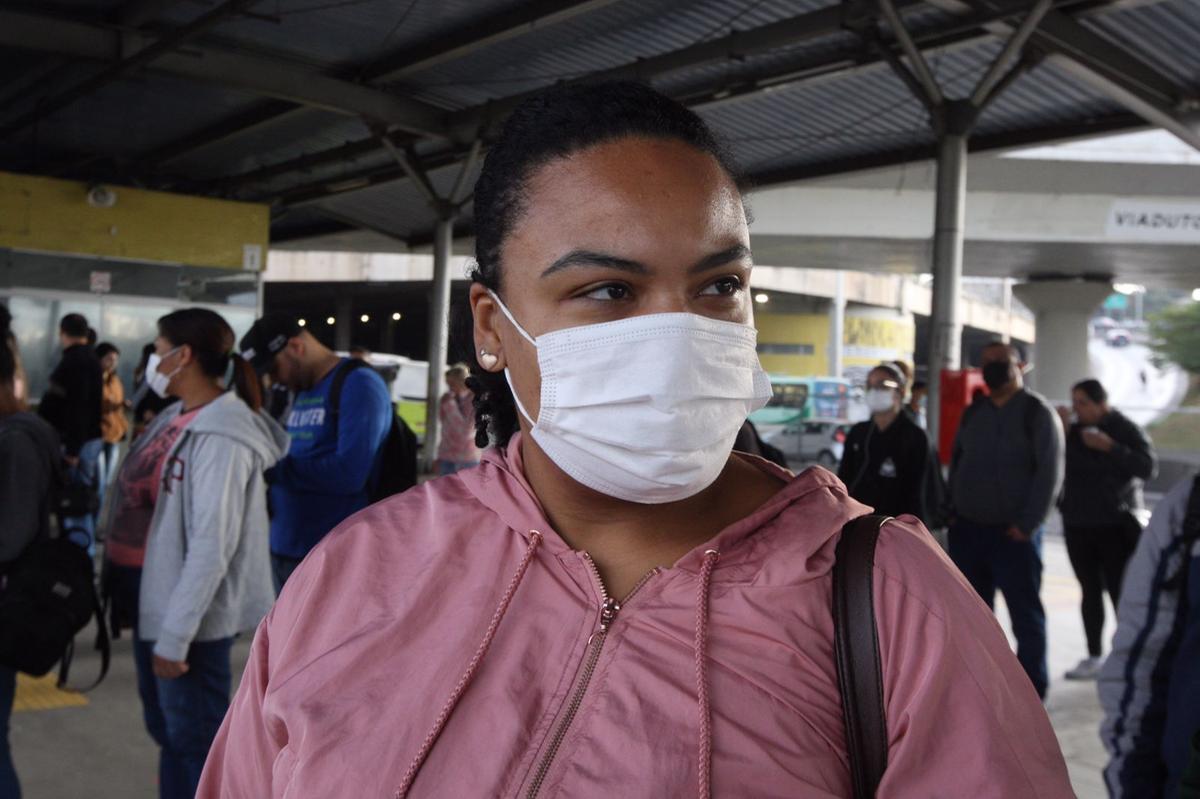 Márcia Almeida, de 27 anos, reclama que ampliação dos horários não proporcionaram melhoria efetiva para os passageiros. (Lucas Prates / Hoje em Dia)
