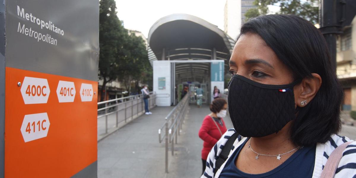 Vendedora Adriane Lúcia reclama de ônibus lotados de Santa Luzia para Belo Horizonte (Lucas Prates / Hoje em Dia)