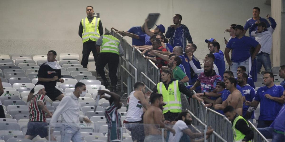 Torcedores se enfrentaram dentro do estádio antes da bola rolar no Mineirão (Fernando Michel / Hoje Em Dia)