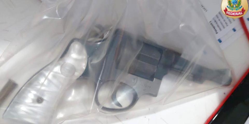 Arma apreendida durante cumprimento de mandados de prisão e busca e apreensão em Dom Cavati (Divulgação / PF)