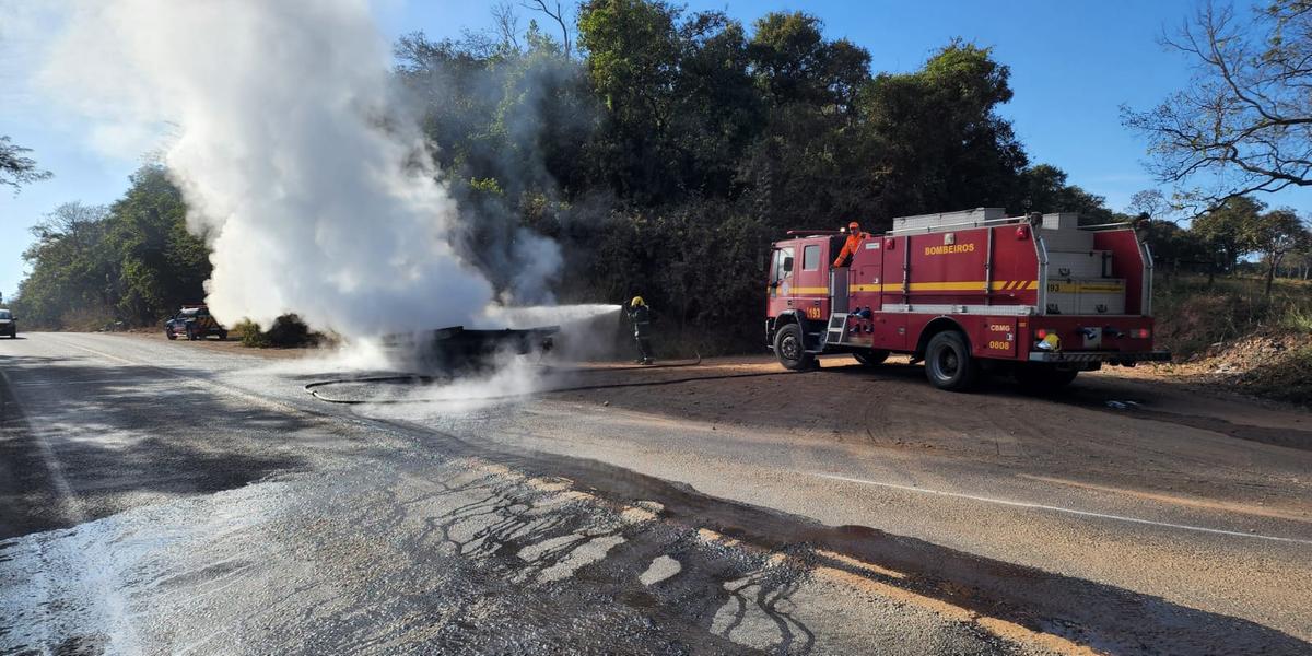 Bombeiros controlam incêndio de caminhão na MG-423 (Bombeiros / Divulgação)