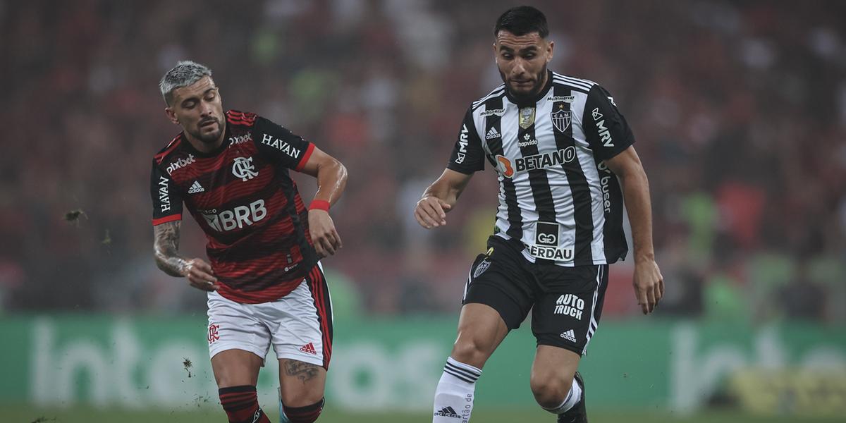 Arrascaeta marcou os dois gols do Flamengo no jogo; Alonso foi expulso na etapa final (Pedro Souza / Atlético)