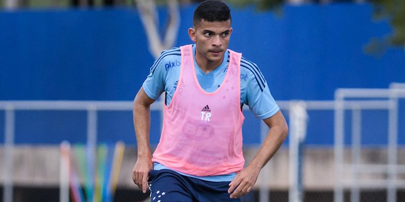 Jogador está treinando com elenco celeste para aprimorar forma física (Gustavo Aleixo/Cruzeiro)