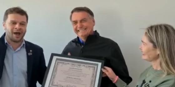 (Charlles Evangelista, Jair Bolsonaro e Delegada Sheilla, em Juiz de Fora)