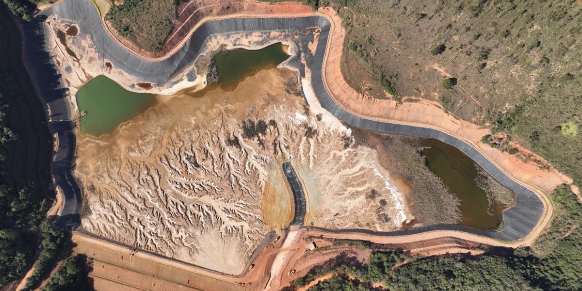 Barragem do Complexo Paciência, que está com as operações paralisadas, em manutenção e, desde 2012, não recebe rejeitos. (Jaguar Mining Inc. / Divulgação)