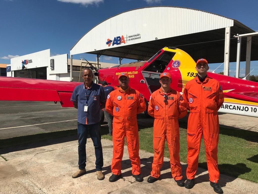 Bombeiros comandantes de avião fizeram treinamento especial para pilotar o Arcanjo 10 para combate a incêndios florestais (Corpo de Bombeiros / Divulgação)