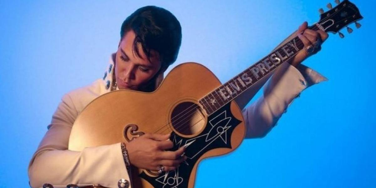 O flerte com a linguagem pop e o ritmo alucinante da narrativa parecem cair como uma luva na história de Elvis Presley (Warner/Divulgação)