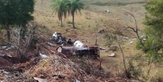Duas pessoas morrem após carreta cair em ribanceira na BR-381 (Bombeiros / Divulgação)