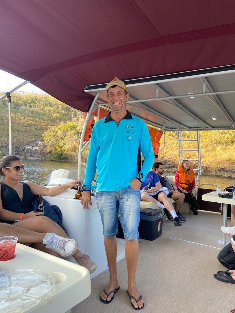 De vaqueiro a dono de 21 embarcações, Marco Antônio da Silva conta que marinheiros fizeram vários cursos para deixar as viagens com lanchas mais seguras no lago (Luciane Amaral)