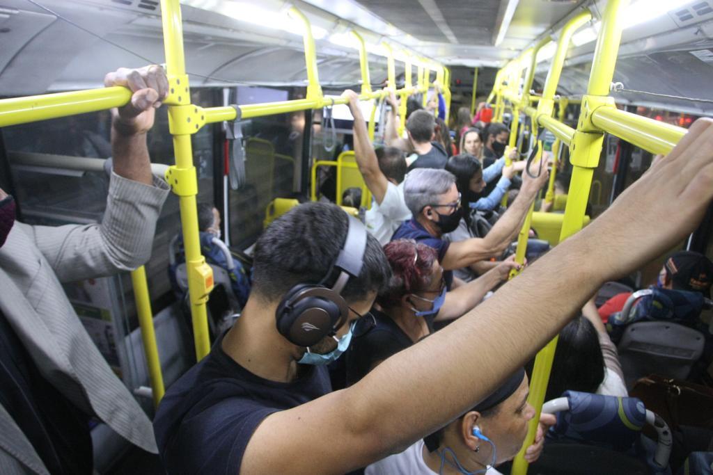 Ônibus lotado na linha 62 Estação Venda Nova – Savassi (Maurício Vieira / Hoje em Dia)