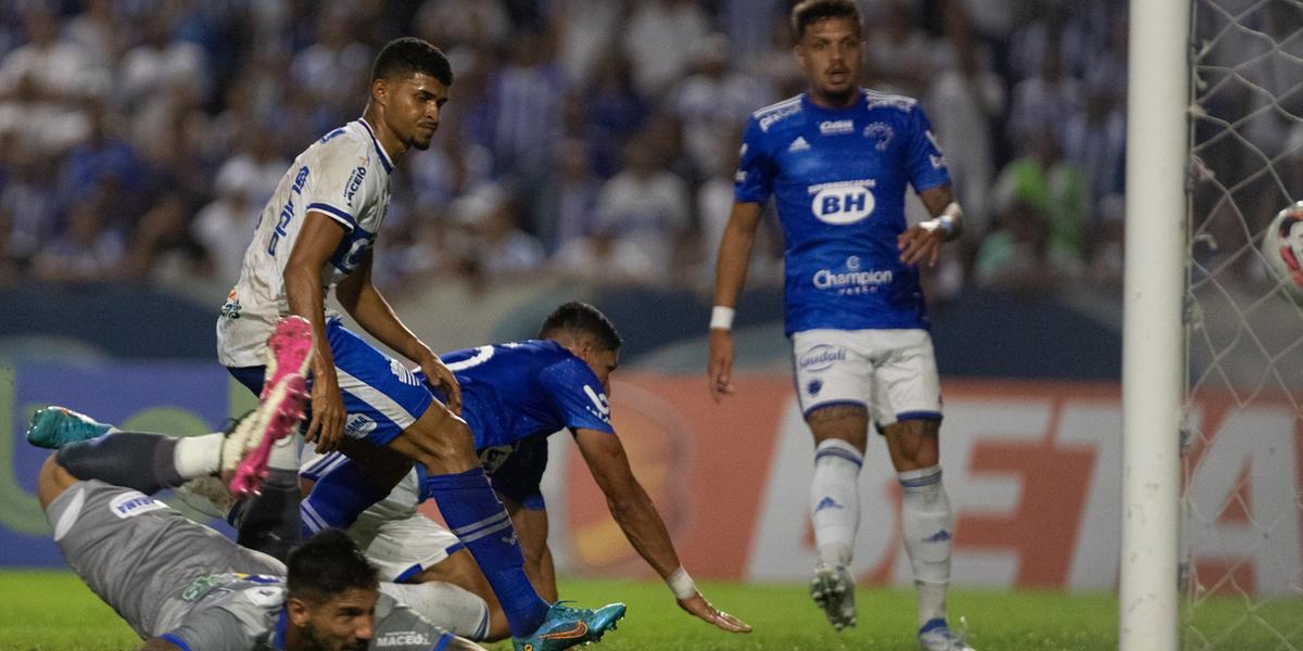 Luvannor, de cabeça, fez o gol do Cruzeiro contra o CSA, em Maceió (Divulgação Cruzeiro)