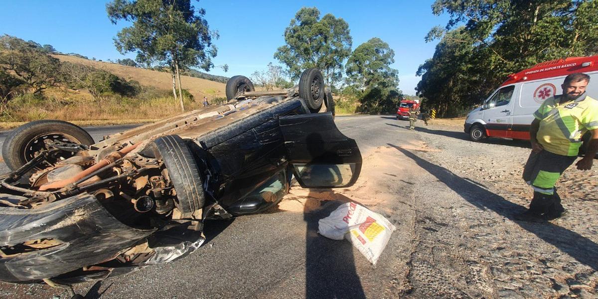 Carro bate em caminhão e capota na BR-040 (Corpo de Bombeiros (Divulgação))