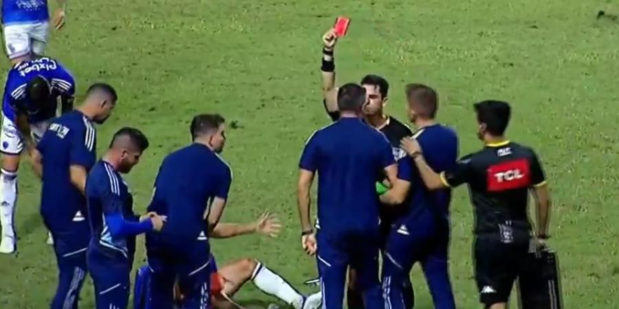 Pezzolano foi expulso no jogo do Cruzeiro contra o CSA (Reprodução/Premiere)
