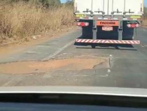 Buracos no asfalto no trecho da BR-265 em Buritizeiro (Arquivo Pessoal)