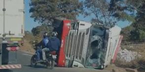 Carreta tomba na pista na BR-365 em Buritizeiro (Arquivo Pessoal)
