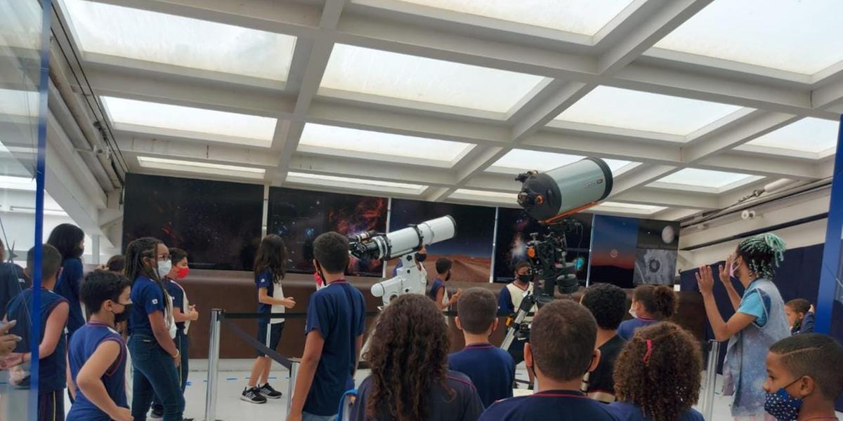 Nas visitas mediadas os grupos podem ter acesso às exposições e ao Planetário (Crédito: Núcleo de Ações Educativas)